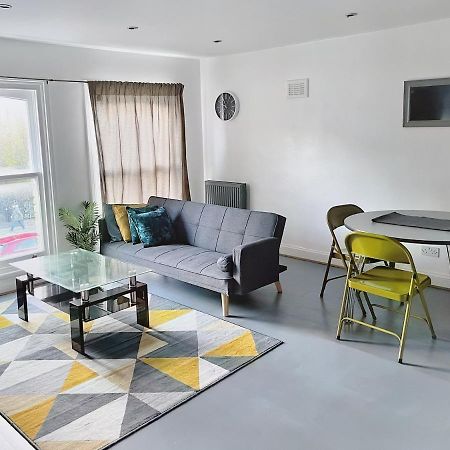 Lovely 2-Bedroom Serviced Apartment Greater لندن المظهر الخارجي الصورة