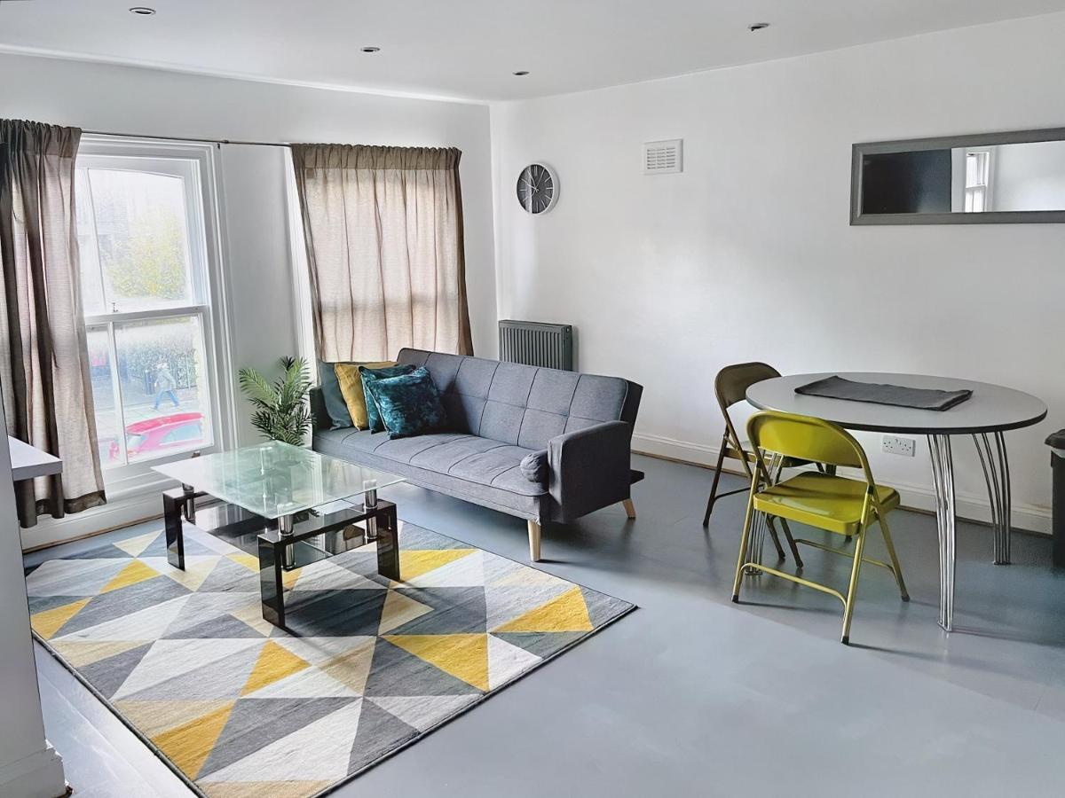 Lovely 2-Bedroom Serviced Apartment Greater لندن المظهر الخارجي الصورة