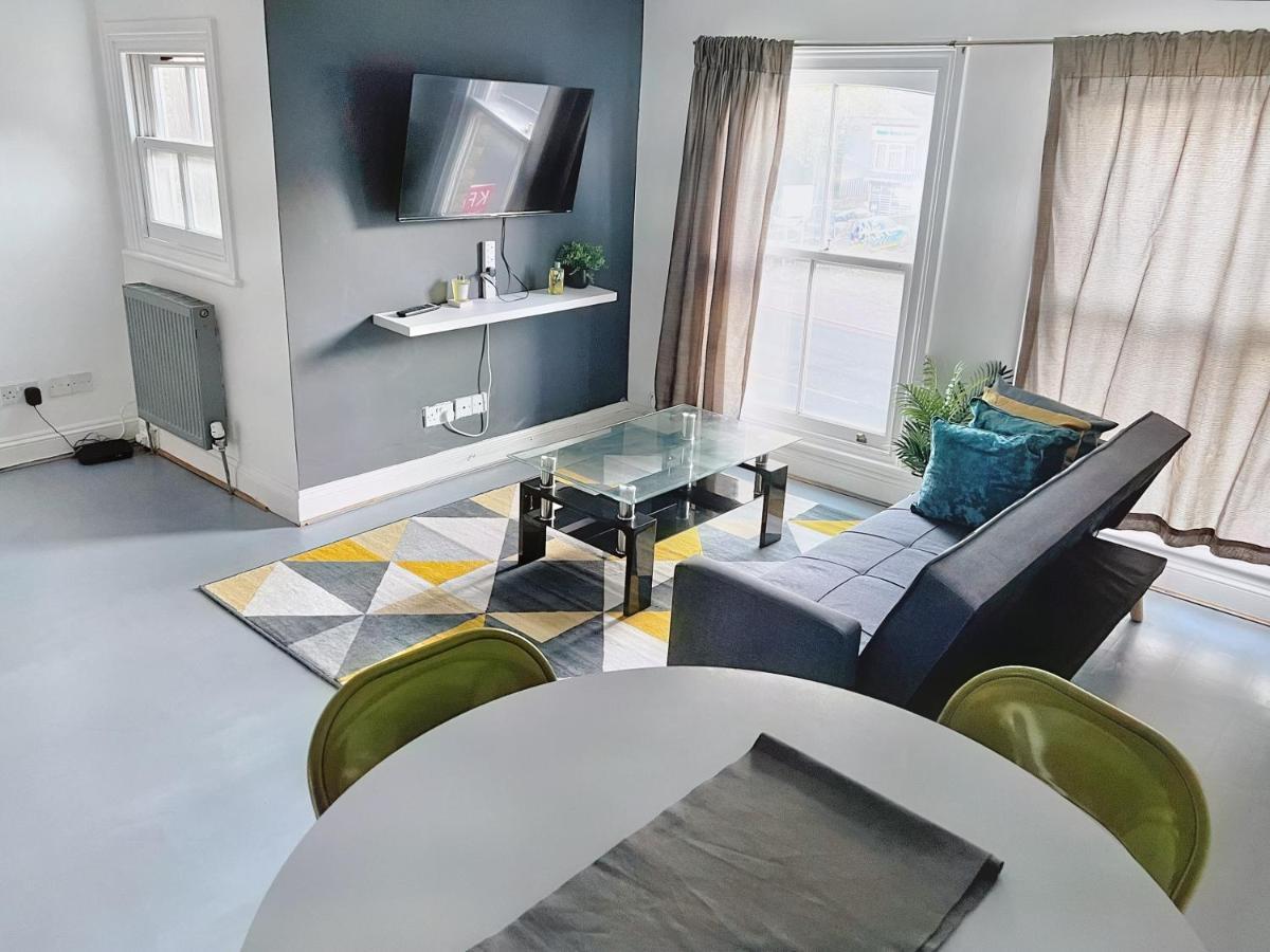 Lovely 2-Bedroom Serviced Apartment Greater لندن المظهر الخارجي الصورة