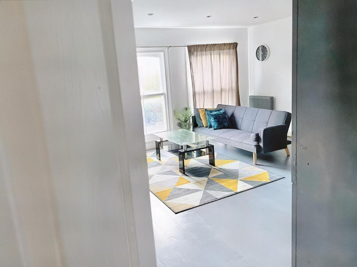 Lovely 2-Bedroom Serviced Apartment Greater لندن المظهر الخارجي الصورة
