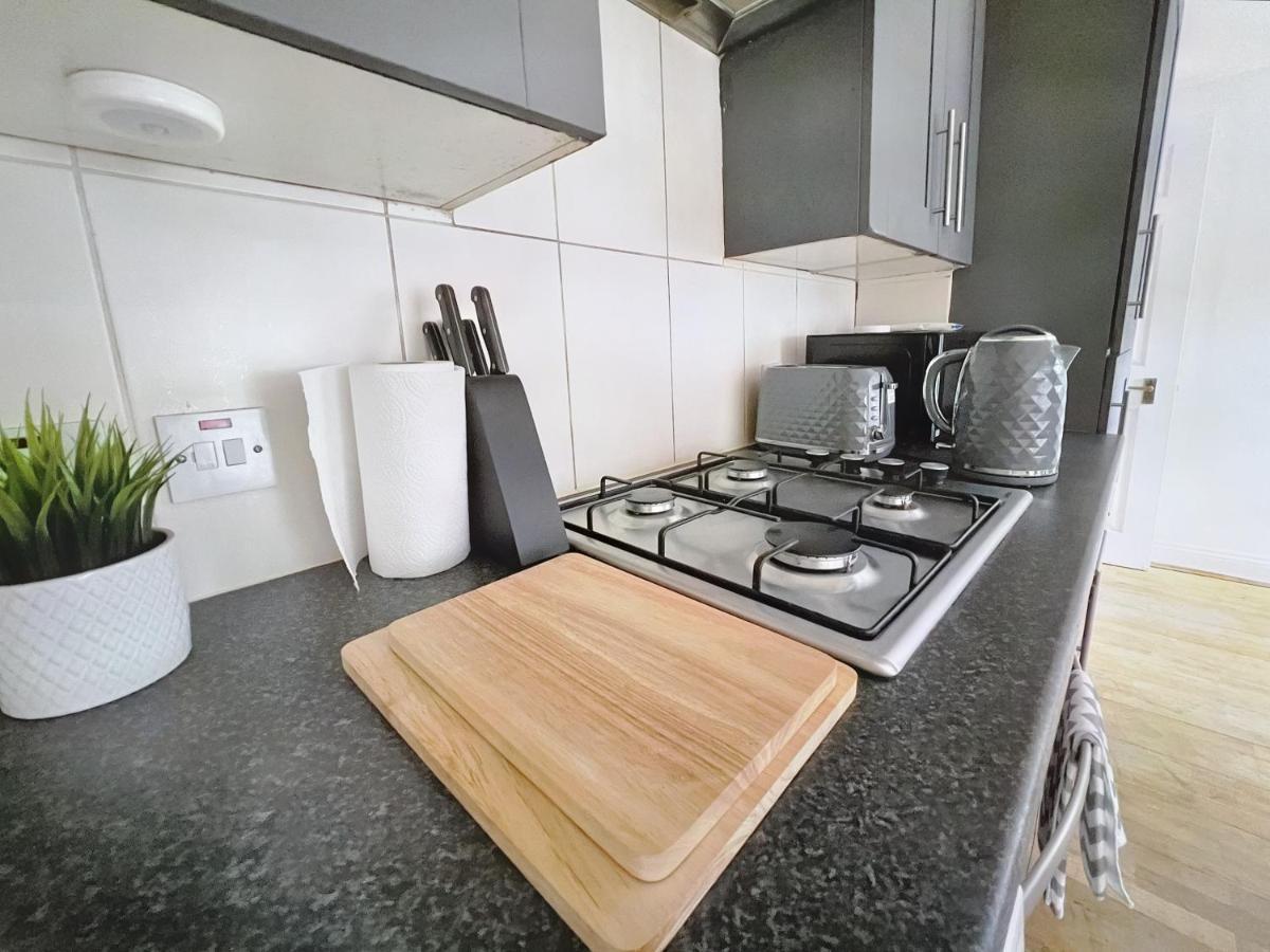 Lovely 2-Bedroom Serviced Apartment Greater لندن المظهر الخارجي الصورة
